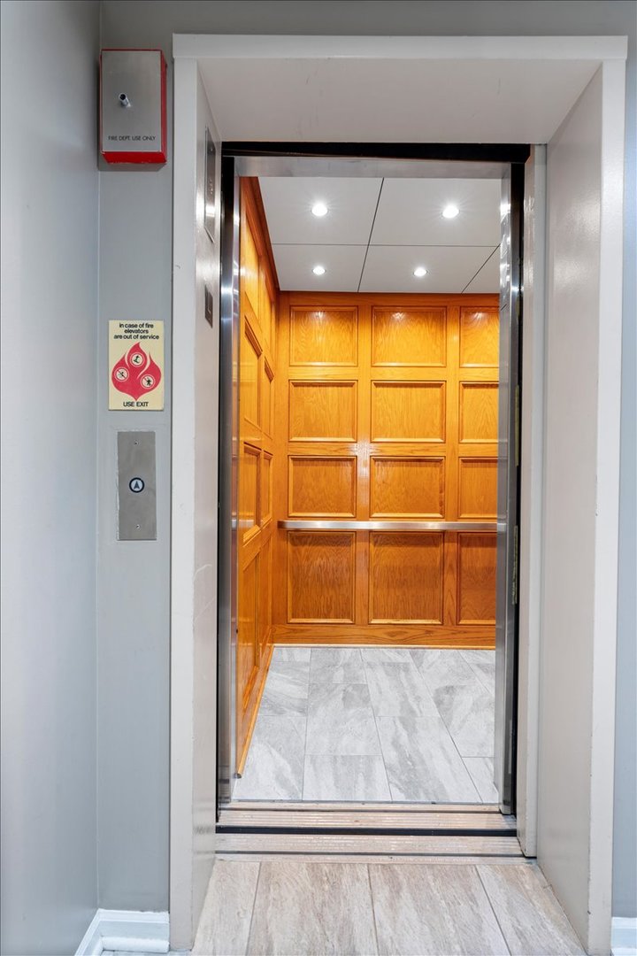 637 W Wrightwood Avenue Unit: 4W