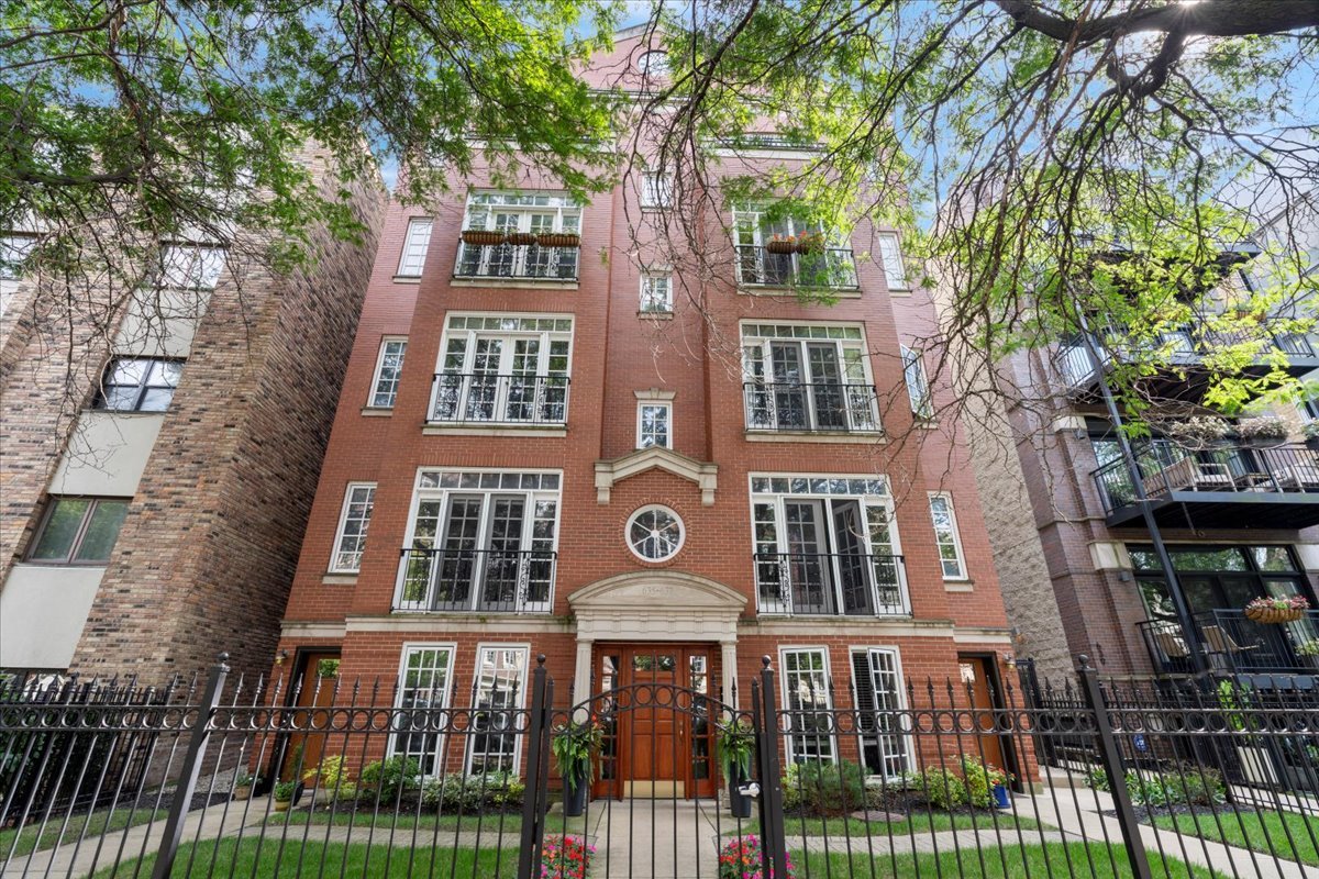 637 W Wrightwood Avenue Unit: 4W