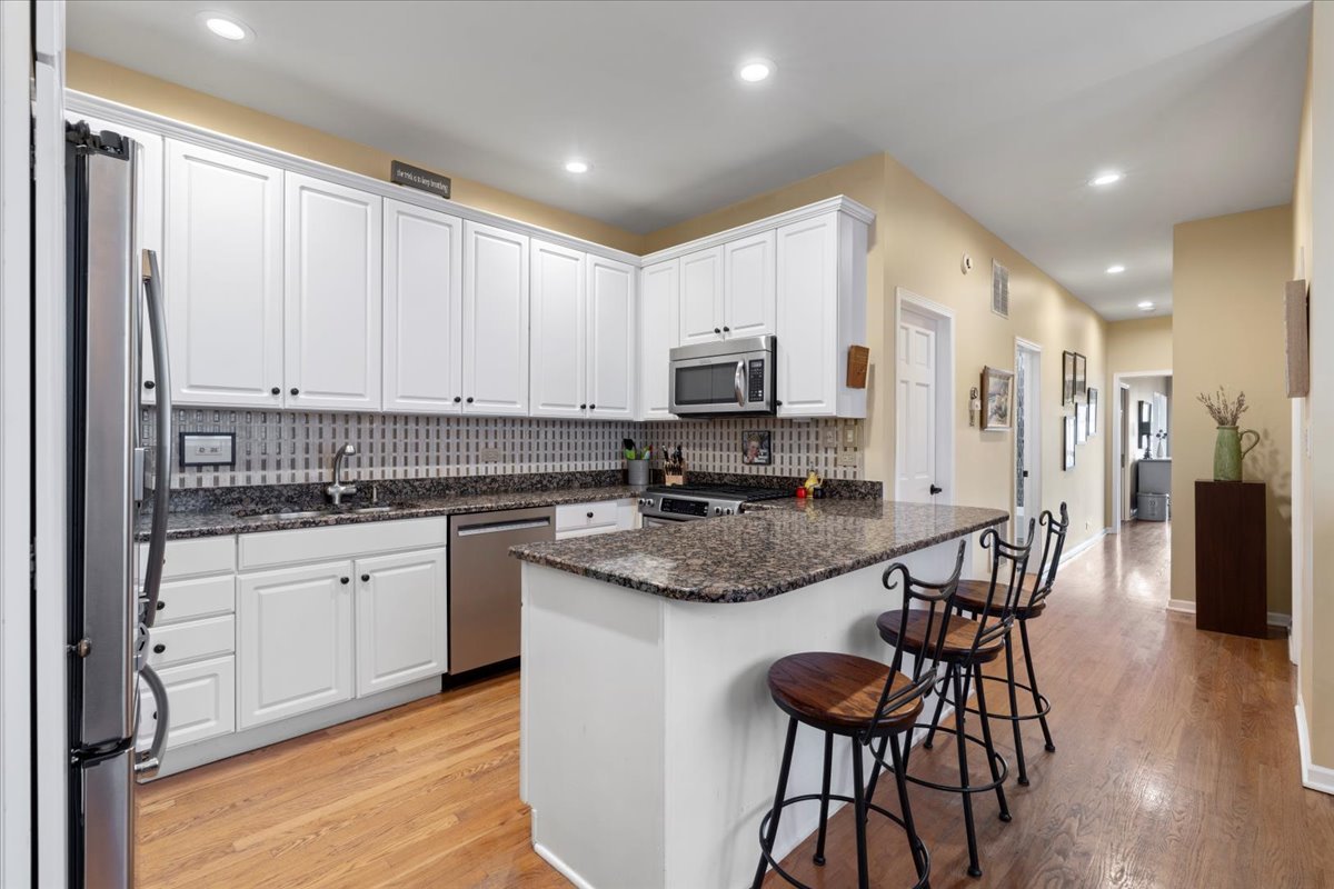 637 W Wrightwood Avenue Unit: 4W