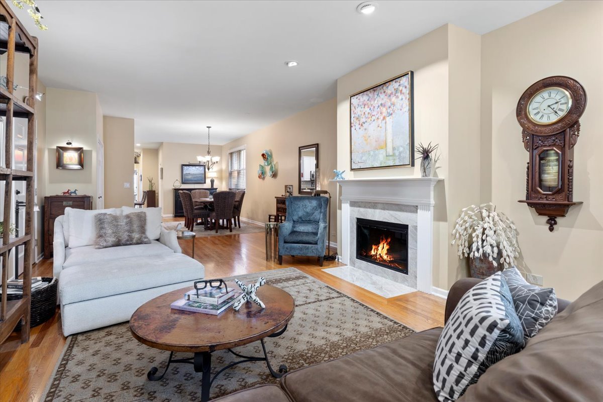 637 W Wrightwood Avenue Unit: 4W