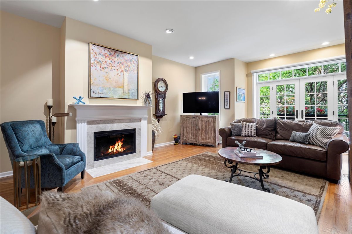 637 W Wrightwood Avenue Unit: 4W