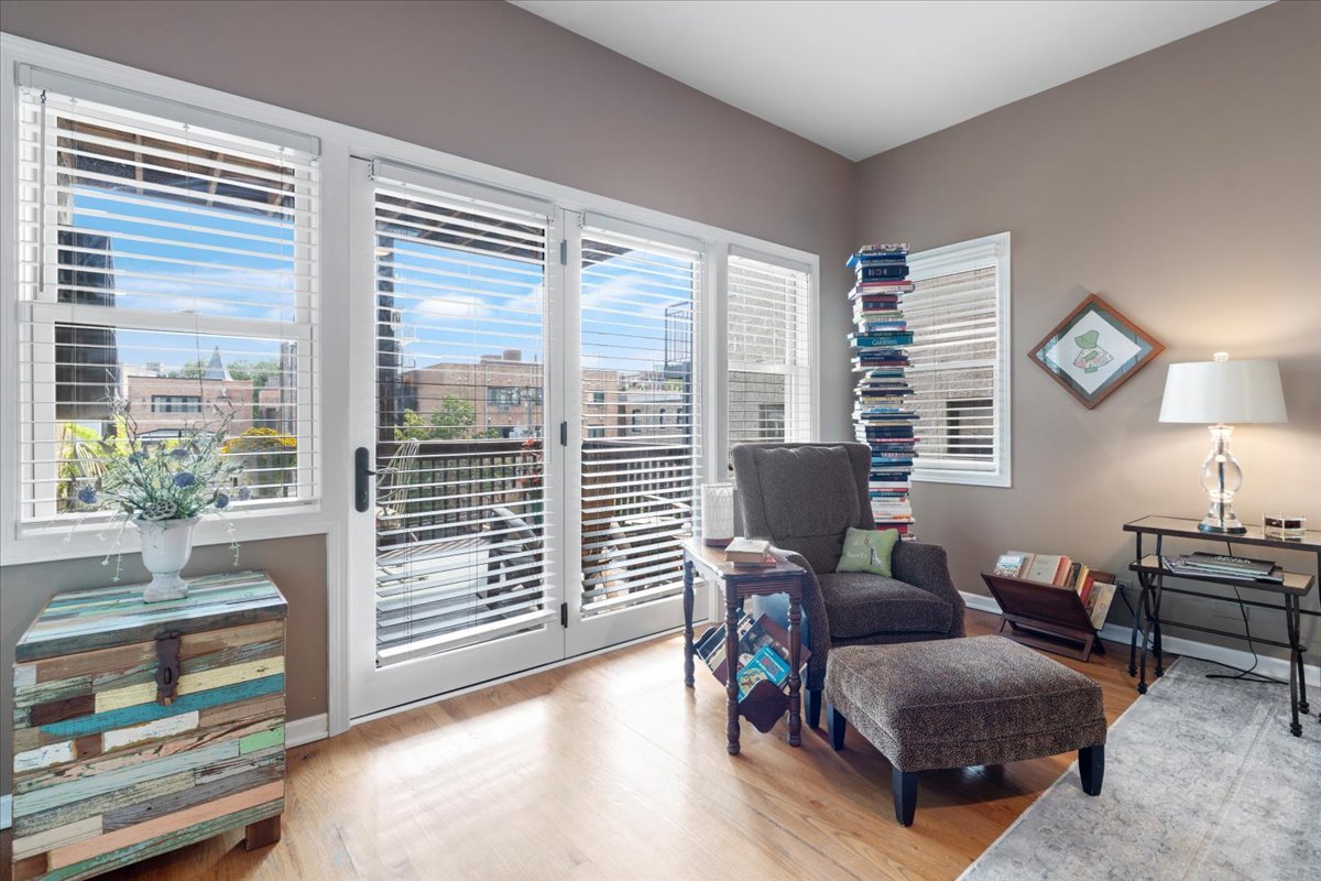 637 W Wrightwood Avenue Unit: 4W