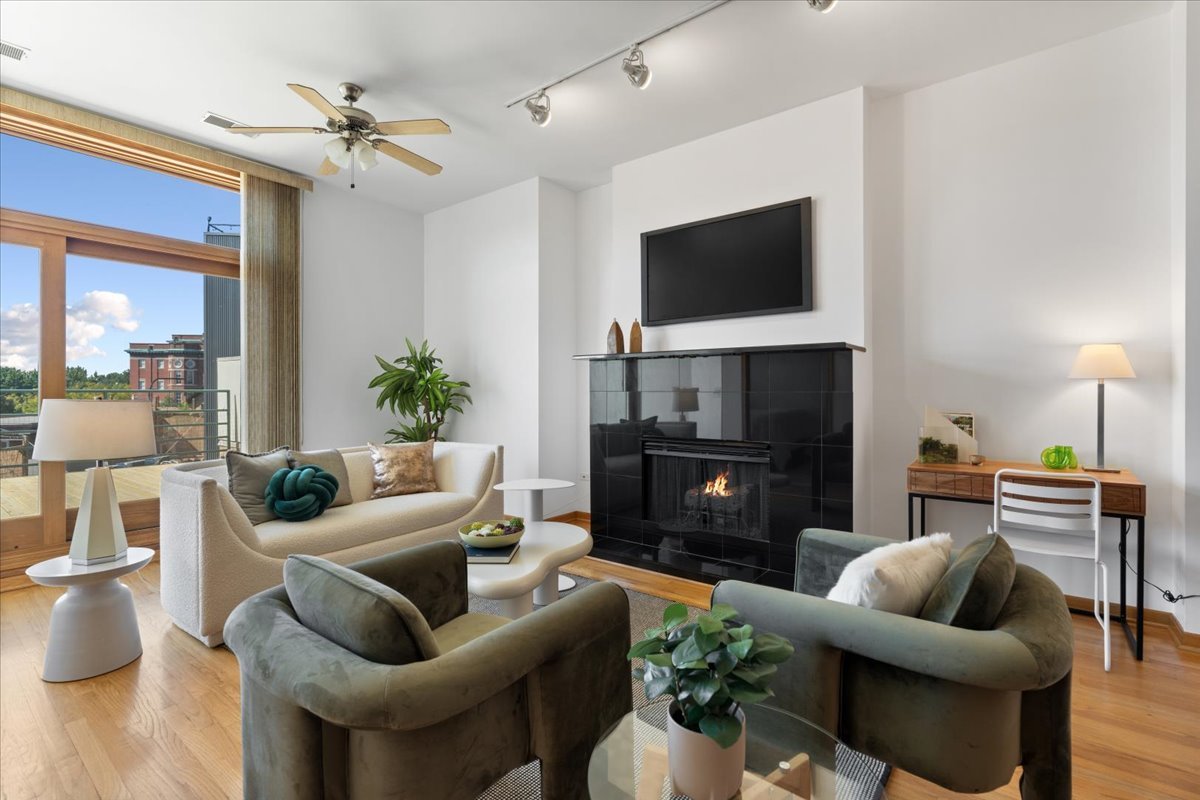3160 N Lincoln Avenue Unit: 310