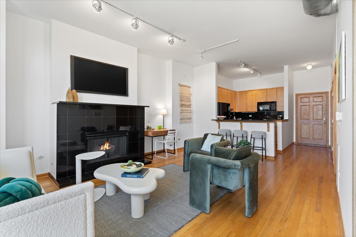 3160 N Lincoln Avenue Unit: 310