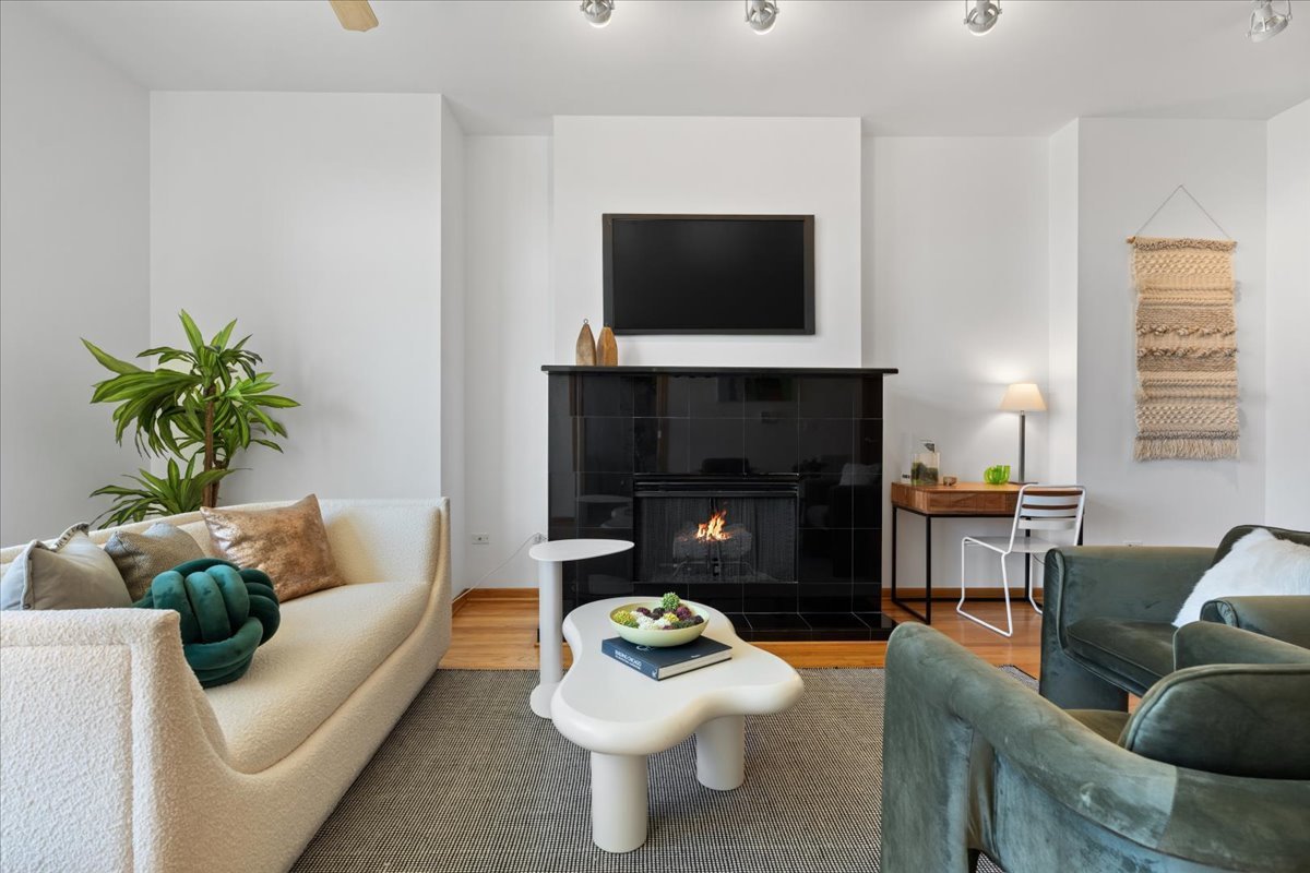 3160 N Lincoln Avenue Unit: 310
