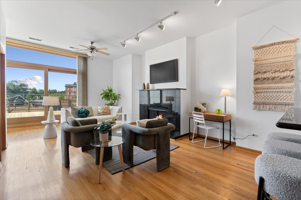 3160 N Lincoln Avenue Unit: 310