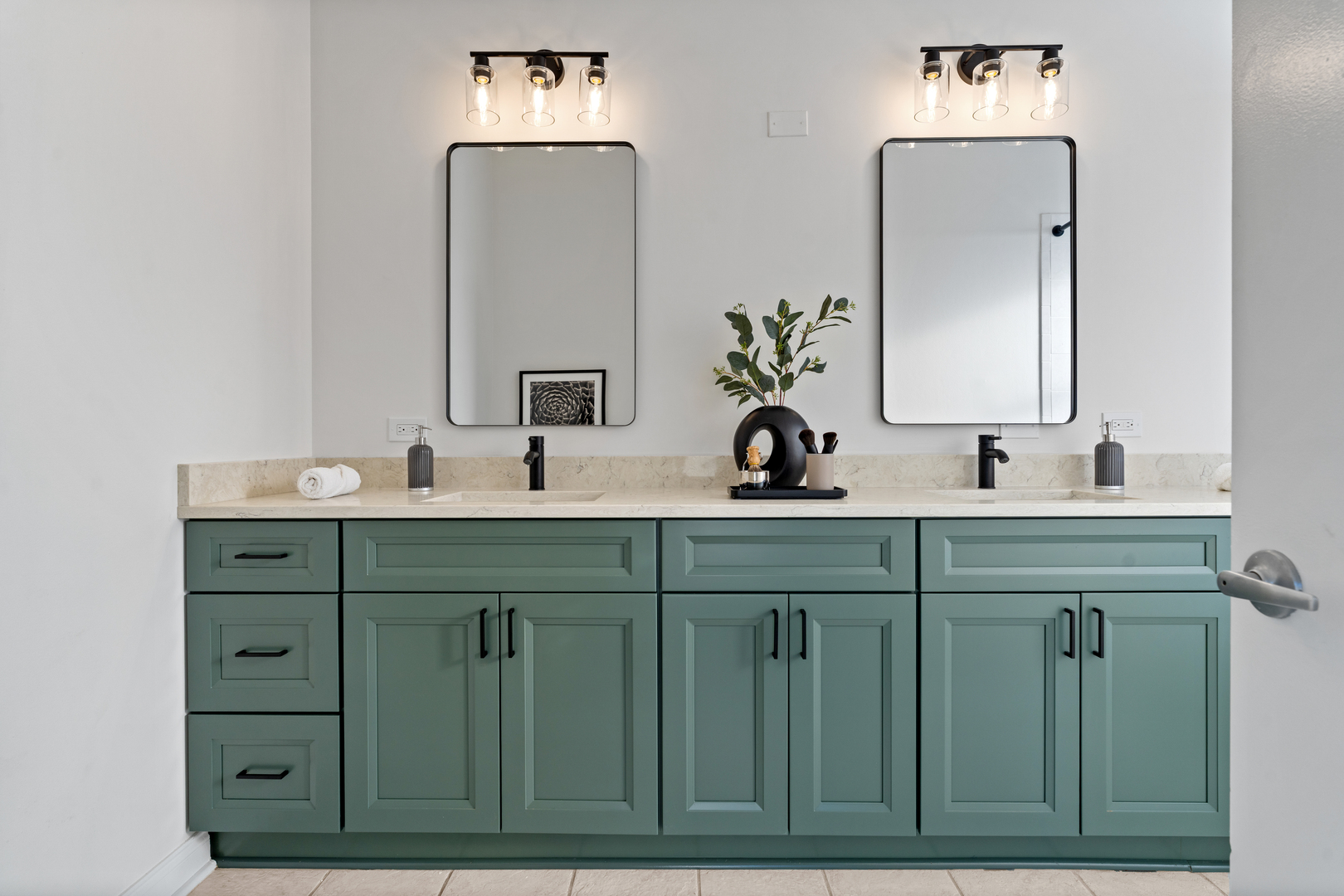 2750 N Wayne Avenue Unit: A