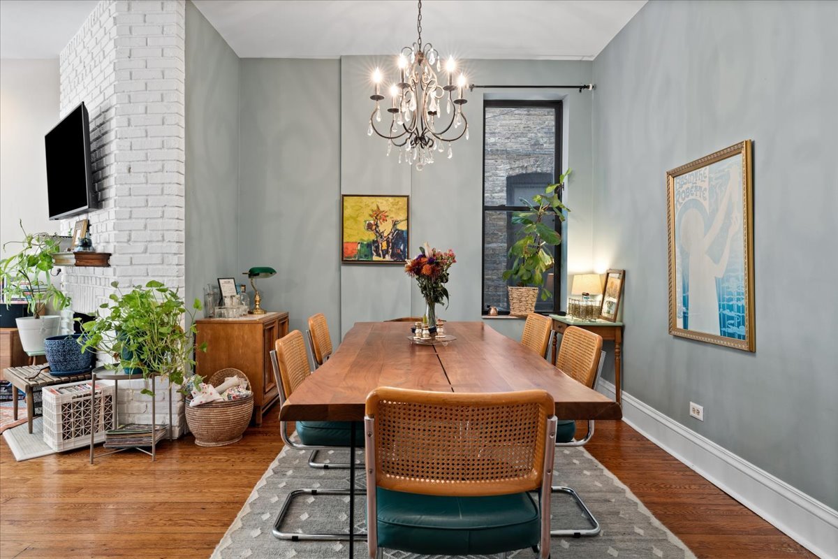 4004 N Clarendon Avenue Unit: 1