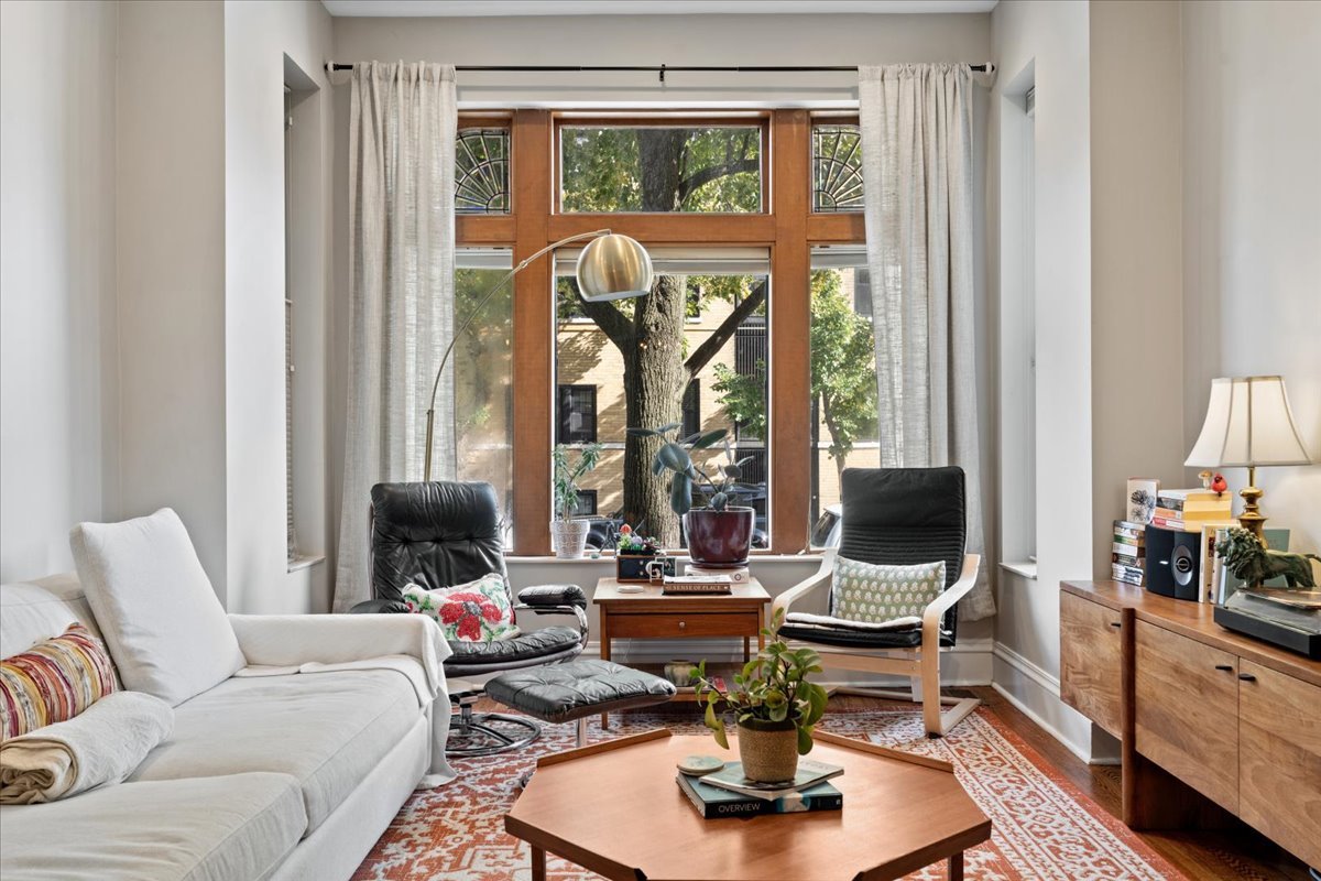 4004 N Clarendon Avenue Unit: 1