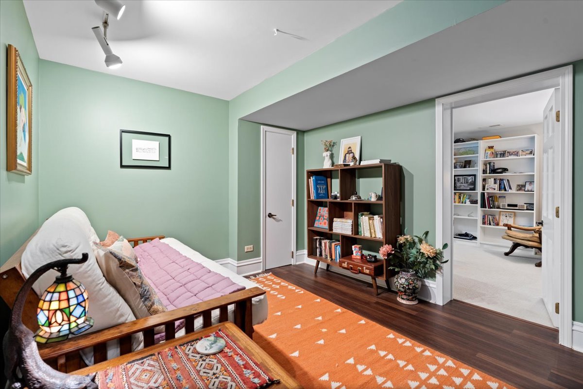 4004 N Clarendon Avenue Unit: 1