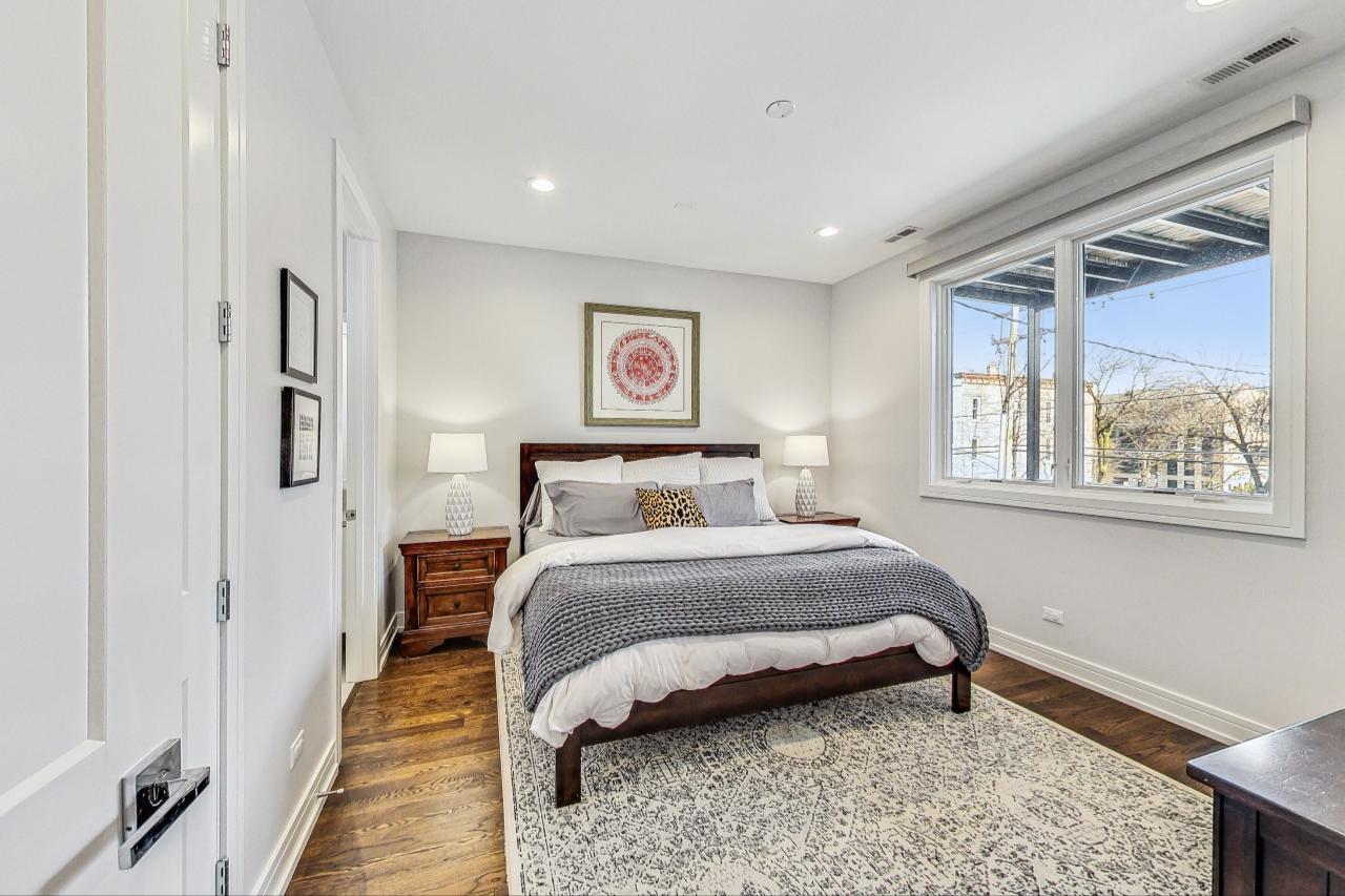 1057 N Winchester Avenue Unit: 2