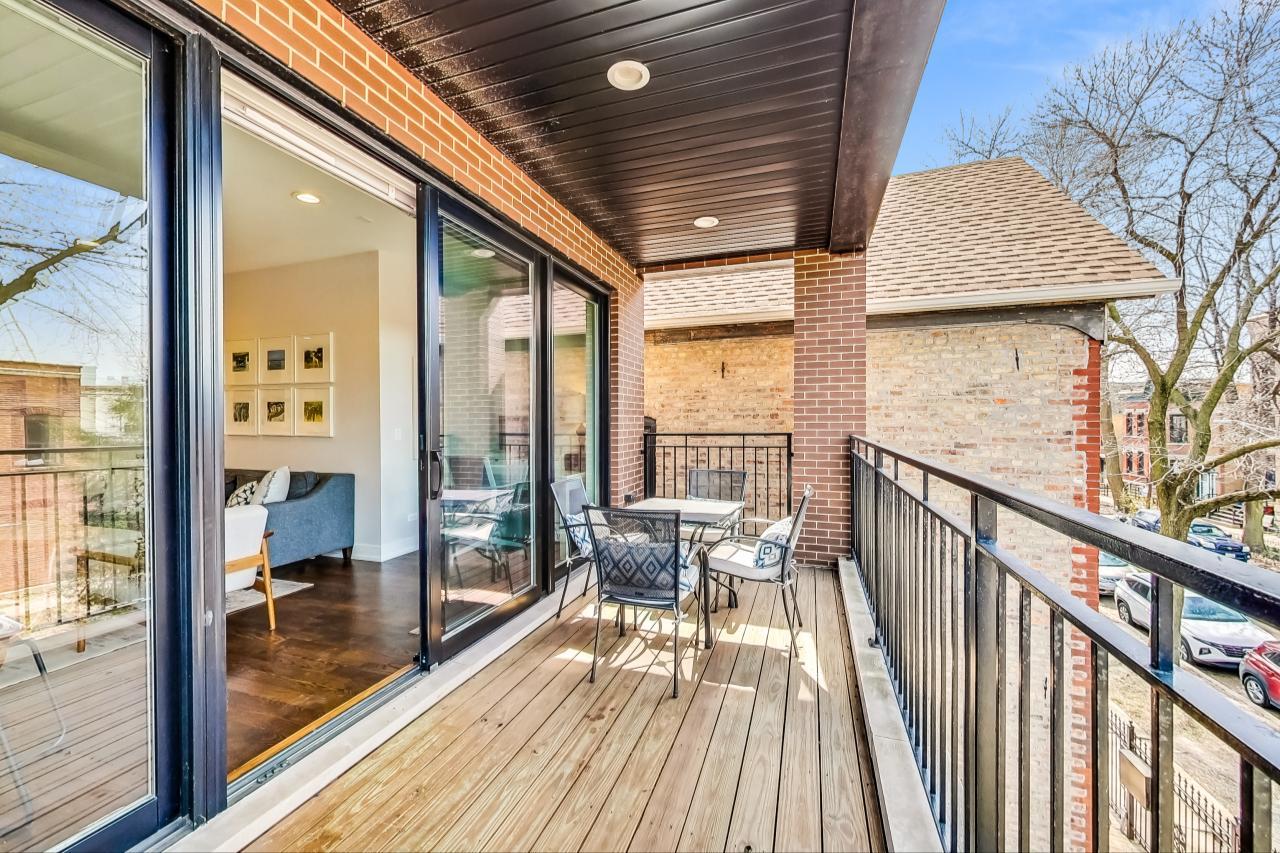 1057 N Winchester Avenue Unit: 2