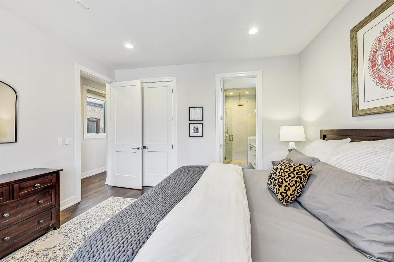 1057 N Winchester Avenue Unit: 2