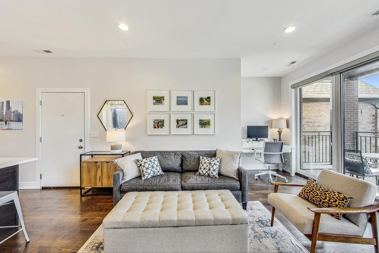 1057 N Winchester Avenue Unit: 2