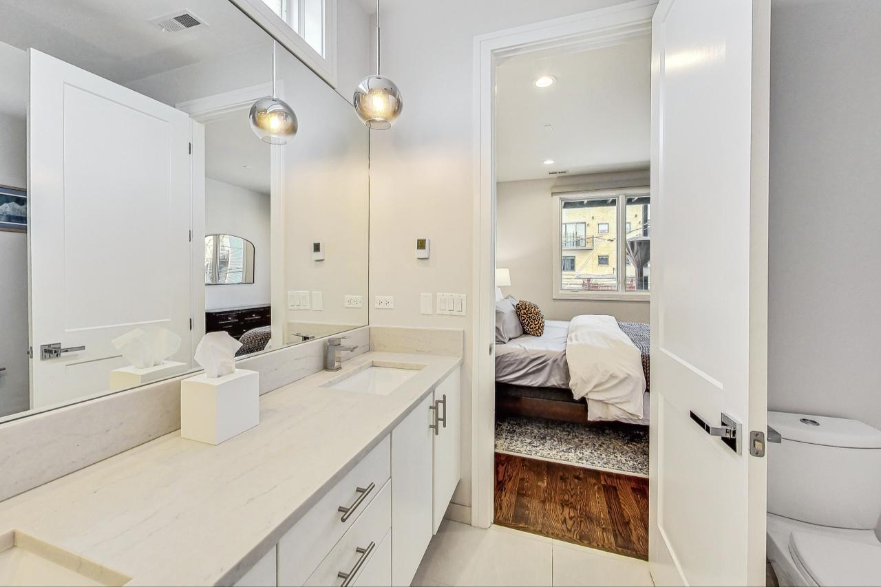 1057 N Winchester Avenue Unit: 2