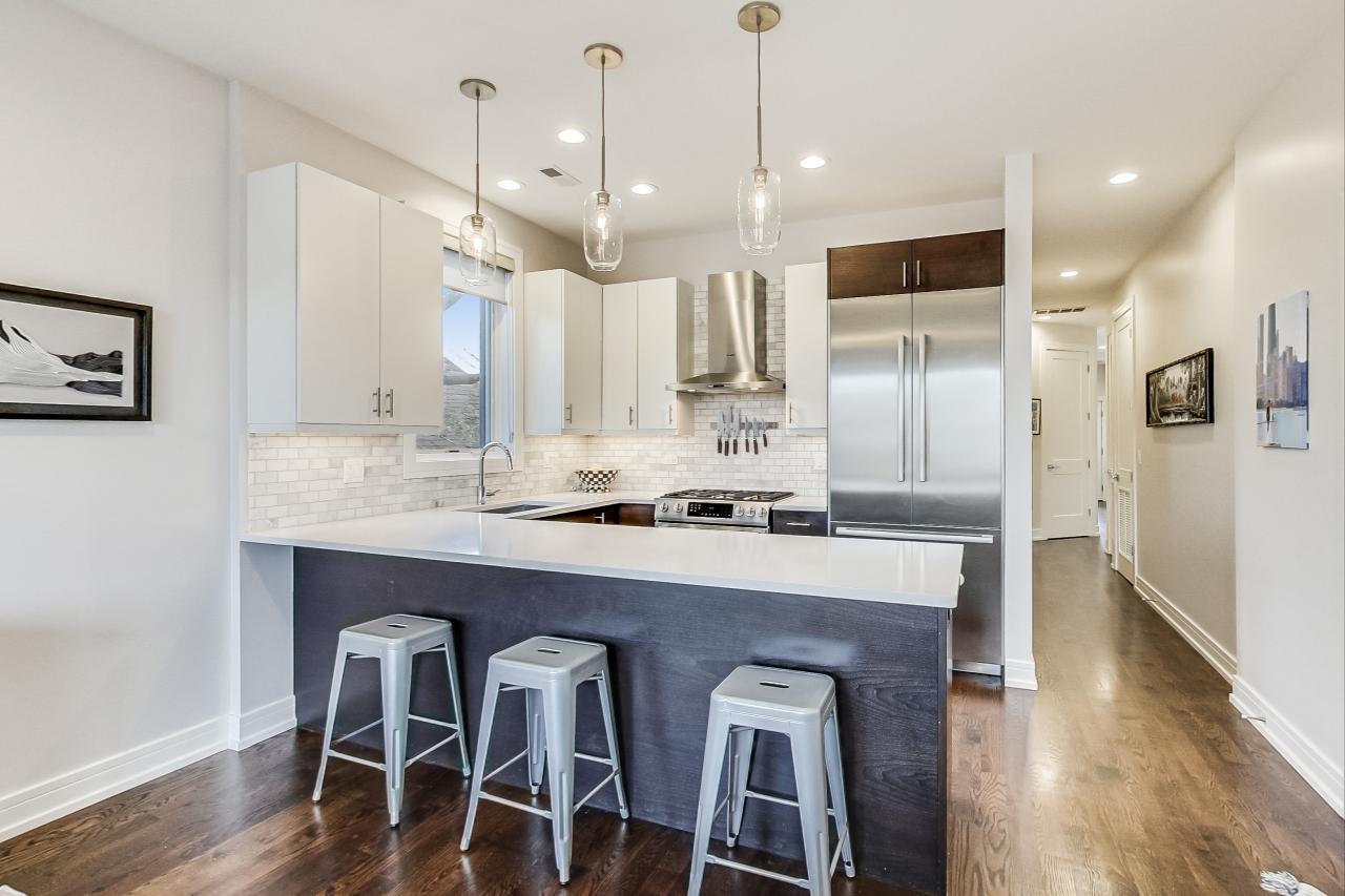 1057 N Winchester Avenue Unit: 2