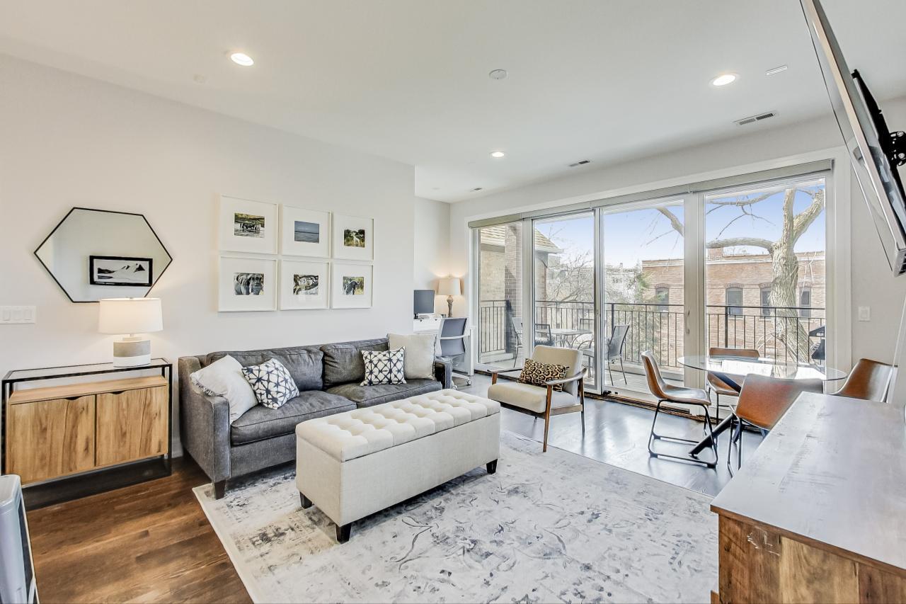 1057 N Winchester Avenue Unit: 2