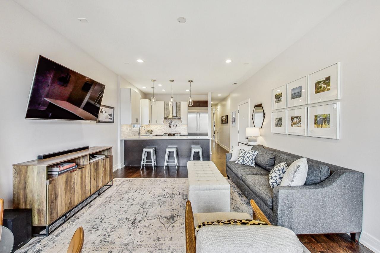 1057 N Winchester Avenue Unit: 2