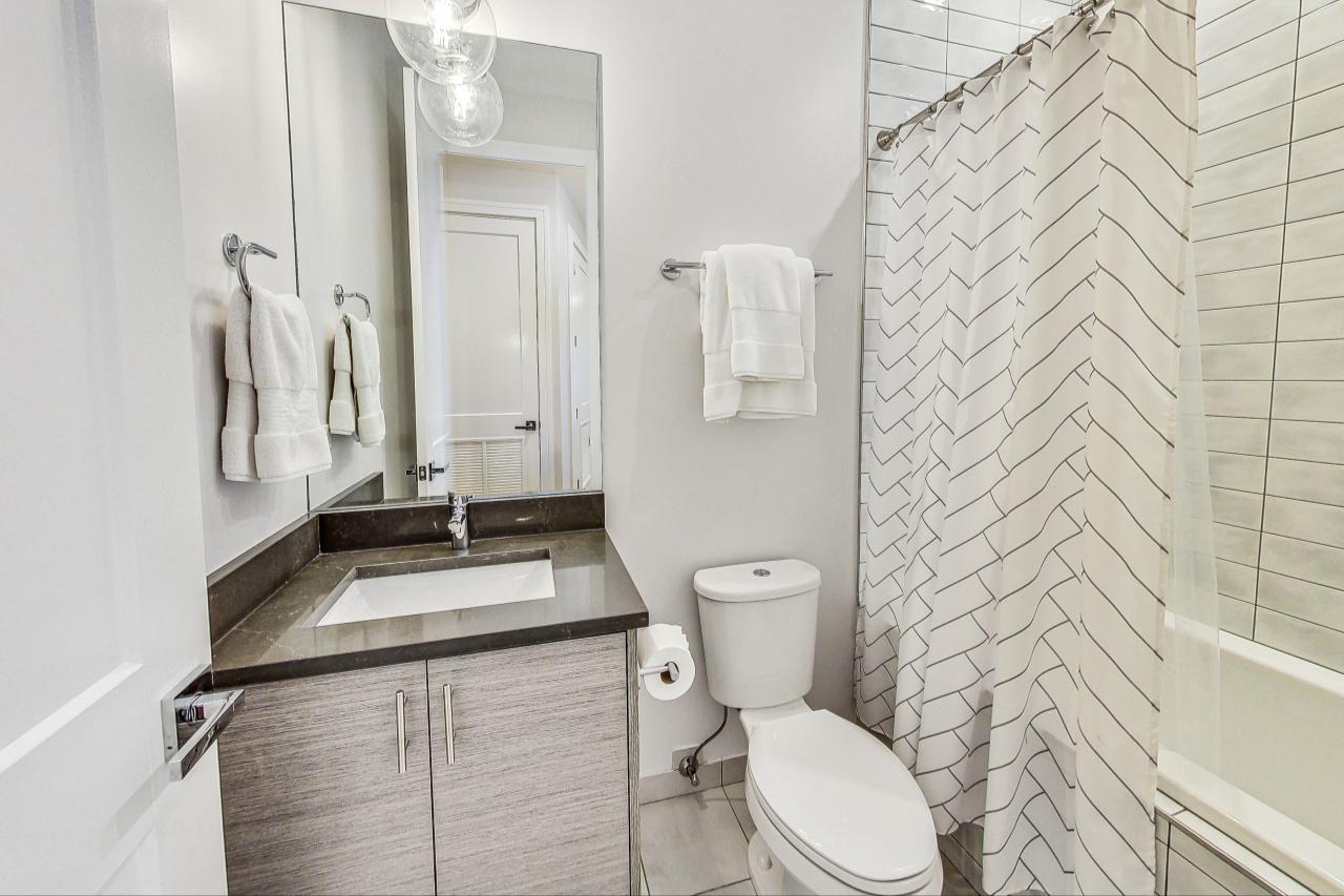 1057 N Winchester Avenue Unit: 2