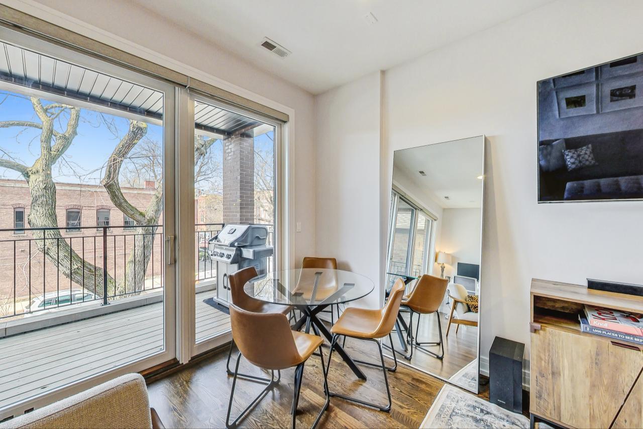 1057 N Winchester Avenue Unit: 2