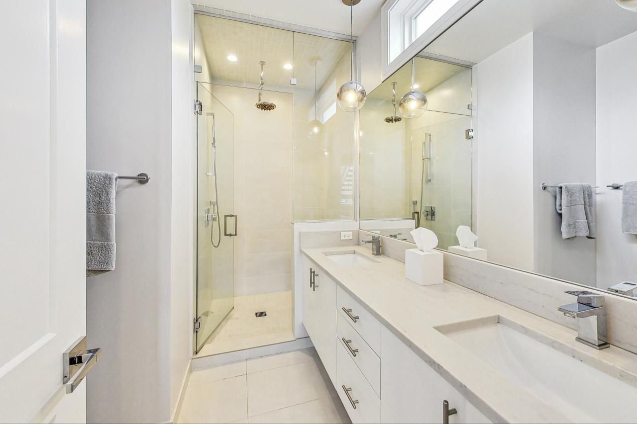 1057 N Winchester Avenue Unit: 2