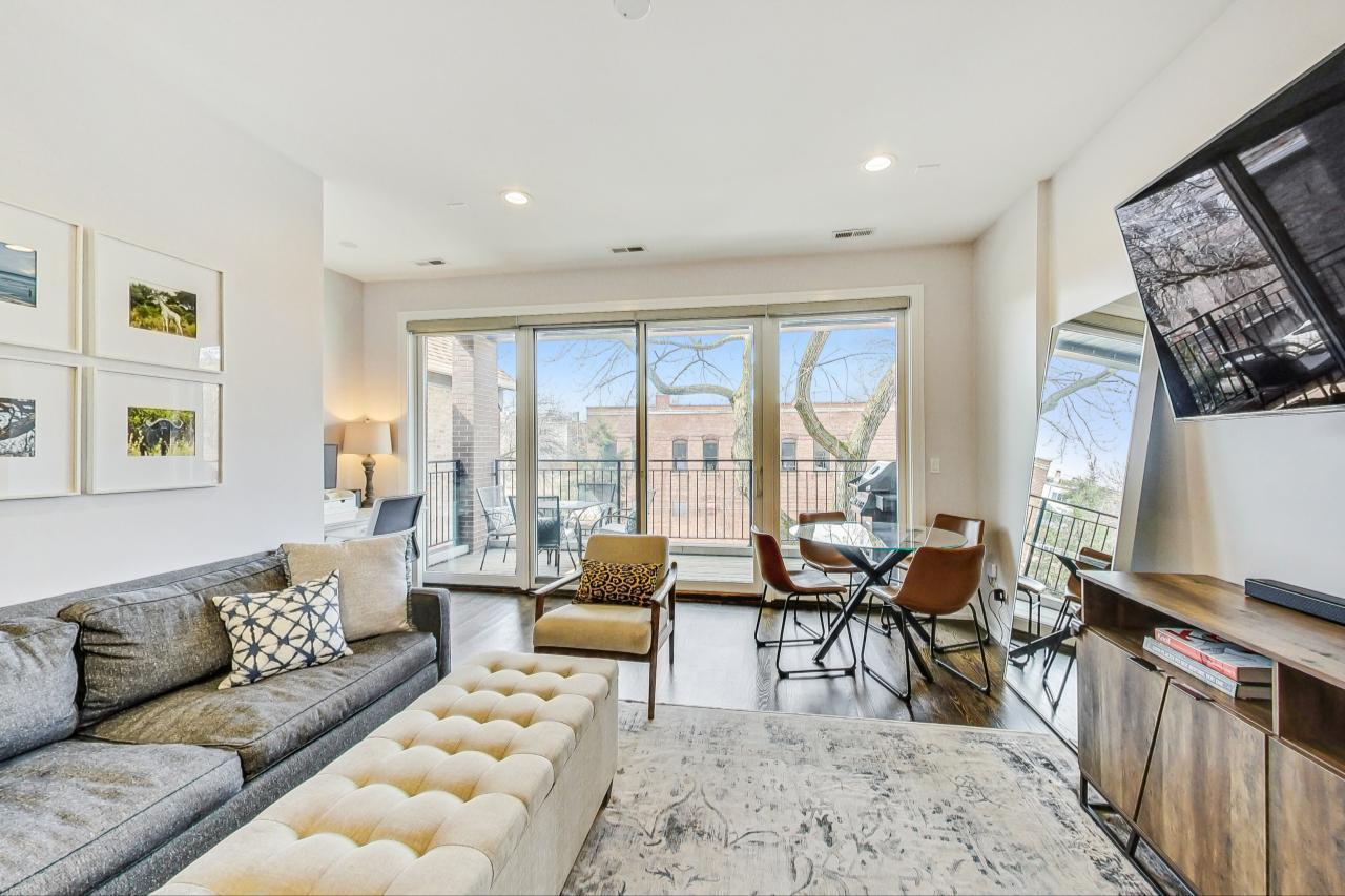 1057 N Winchester Avenue Unit: 2