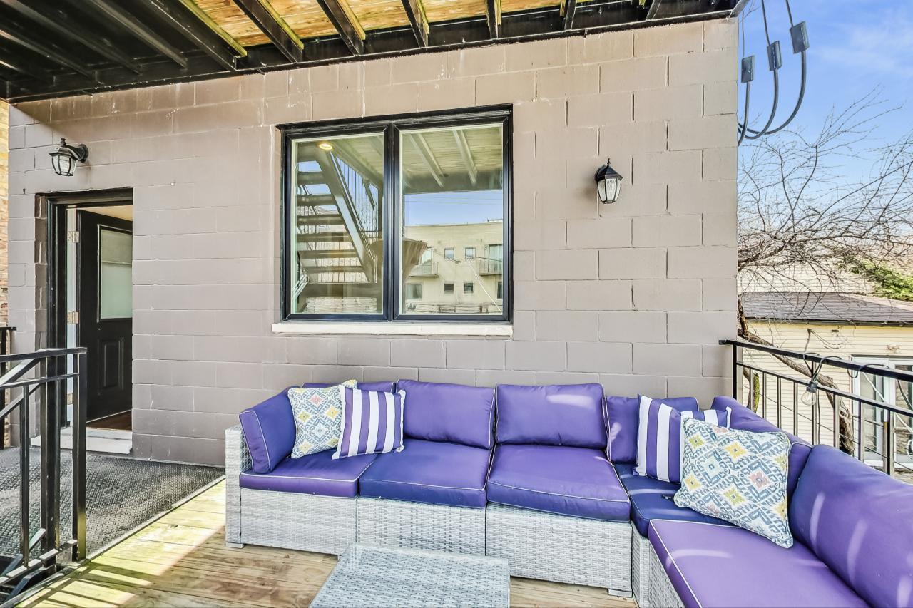 1057 N Winchester Avenue Unit: 2