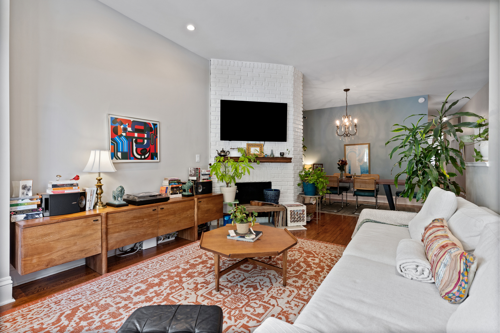 4004 N Clarendon Avenue Unit: 1