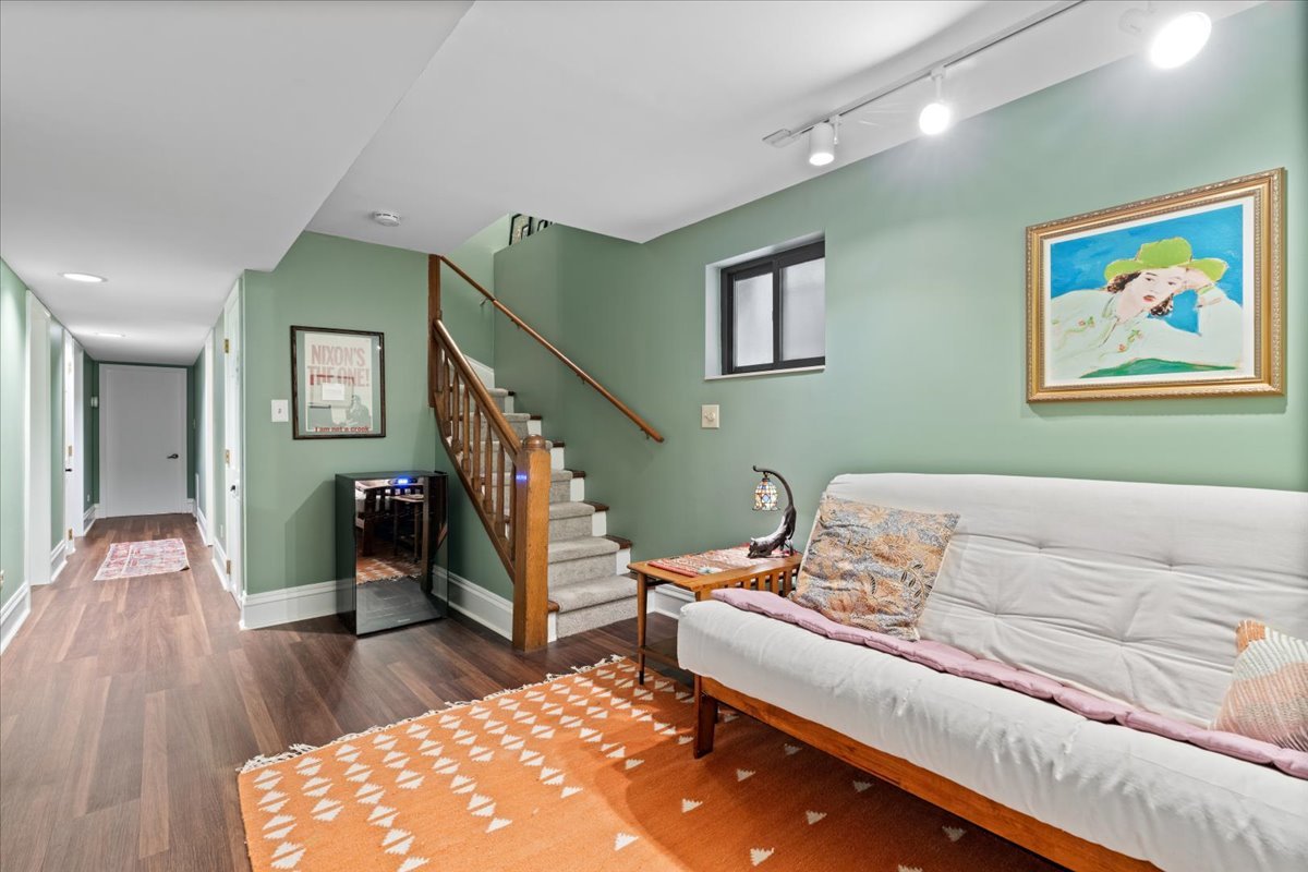 4004 N Clarendon Avenue Unit: 1