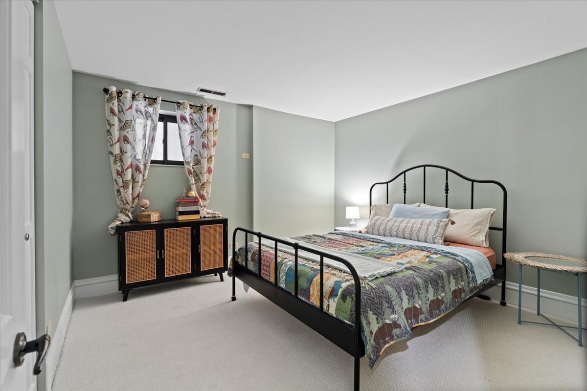 4004 N Clarendon Avenue Unit: 1