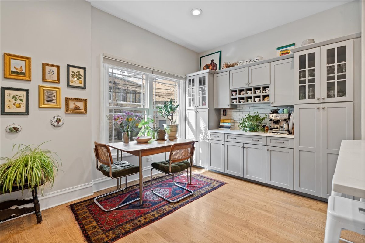 4004 N Clarendon Avenue Unit: 1