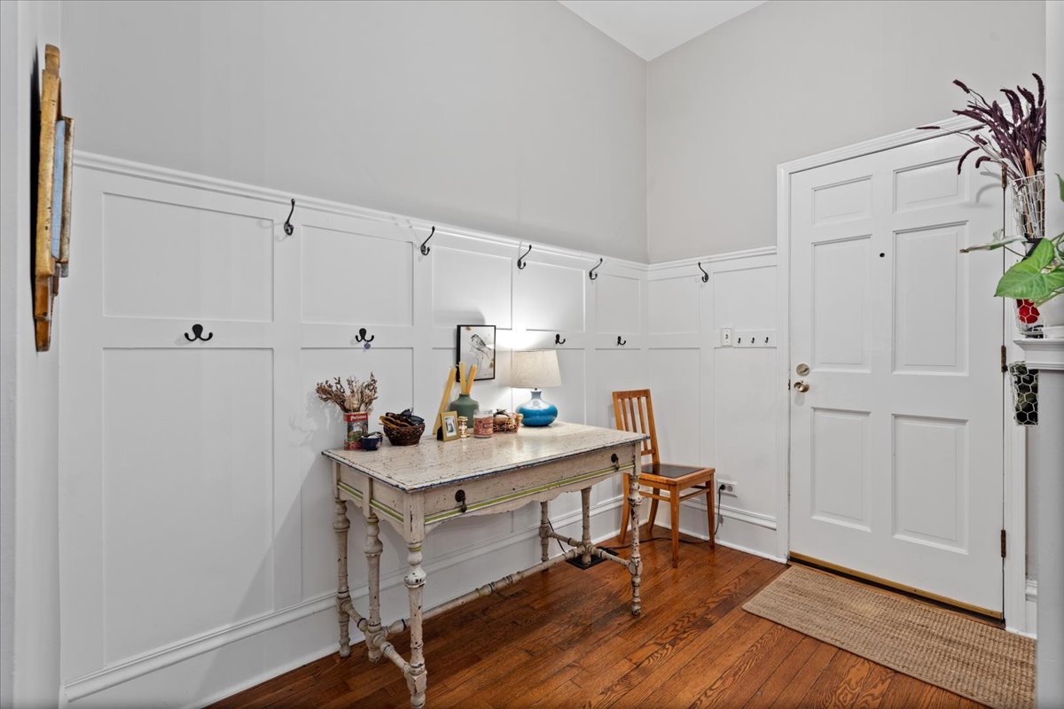 4004 N Clarendon Avenue Unit: 1