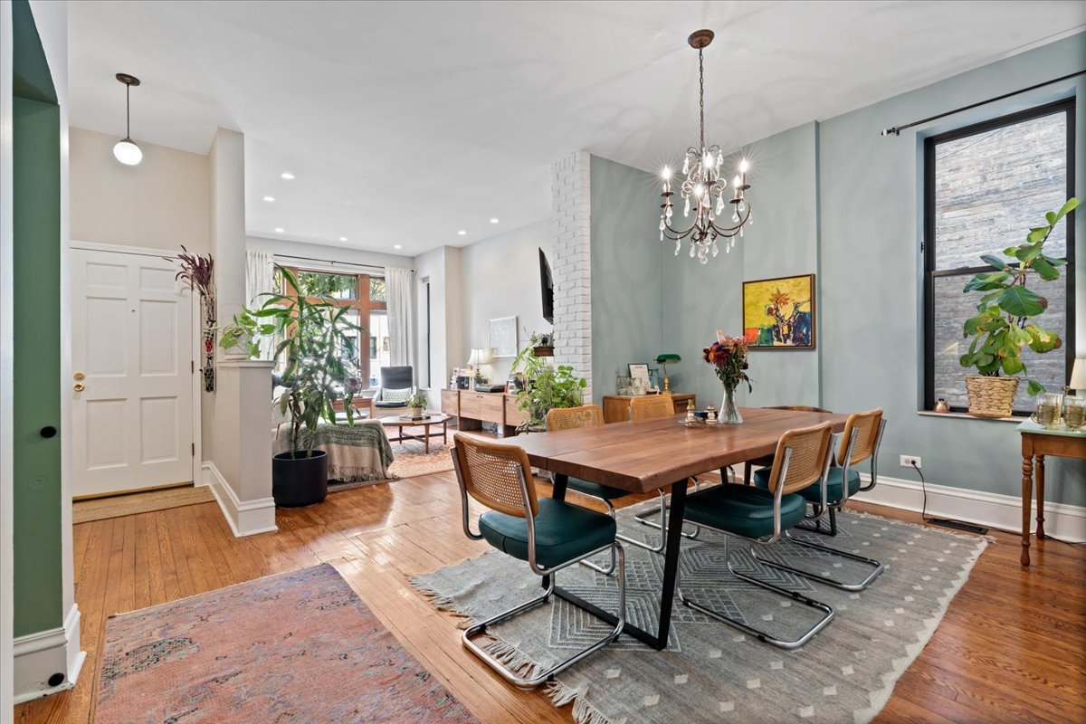 4004 N Clarendon Avenue Unit: 1