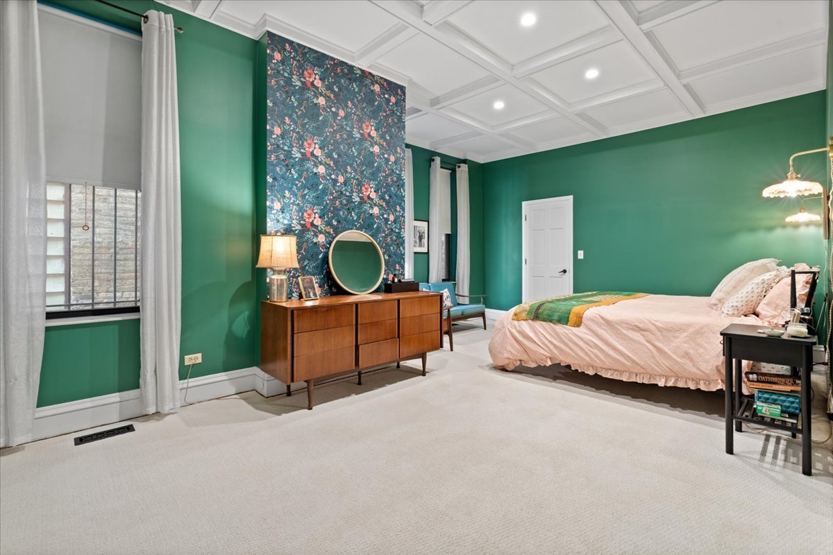 4004 N Clarendon Avenue Unit: 1