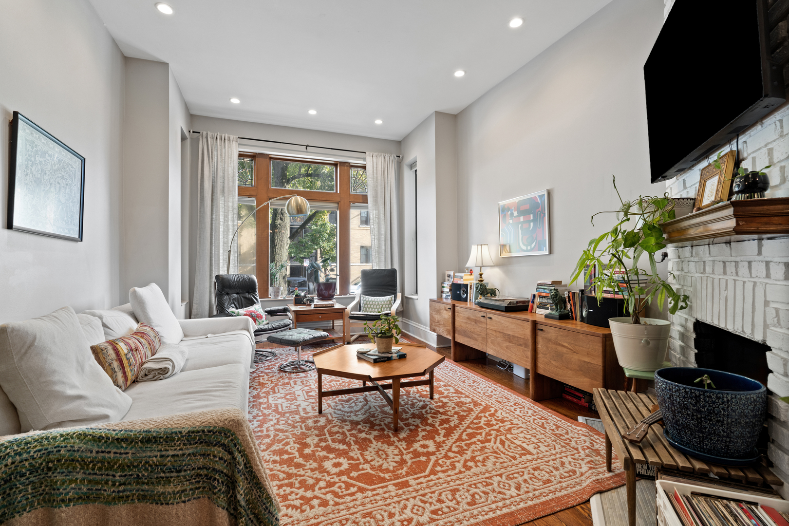 4004 N Clarendon Avenue Unit: 1