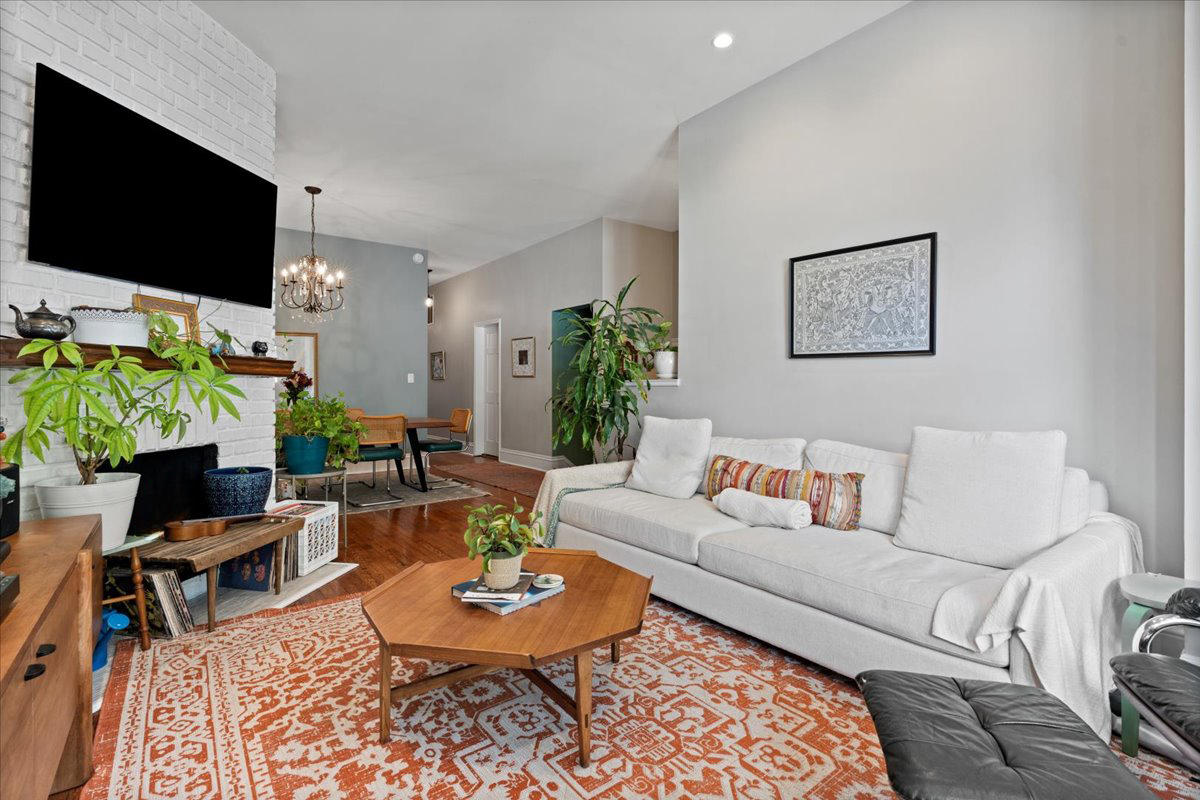 4004 N Clarendon Avenue Unit: 1