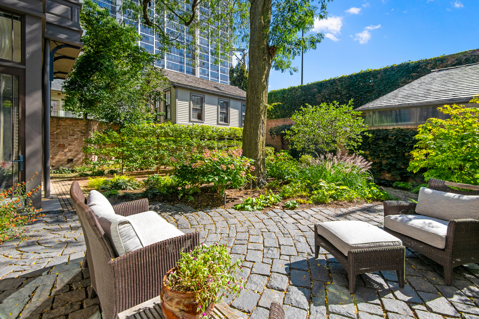 229 W Eugenie Street