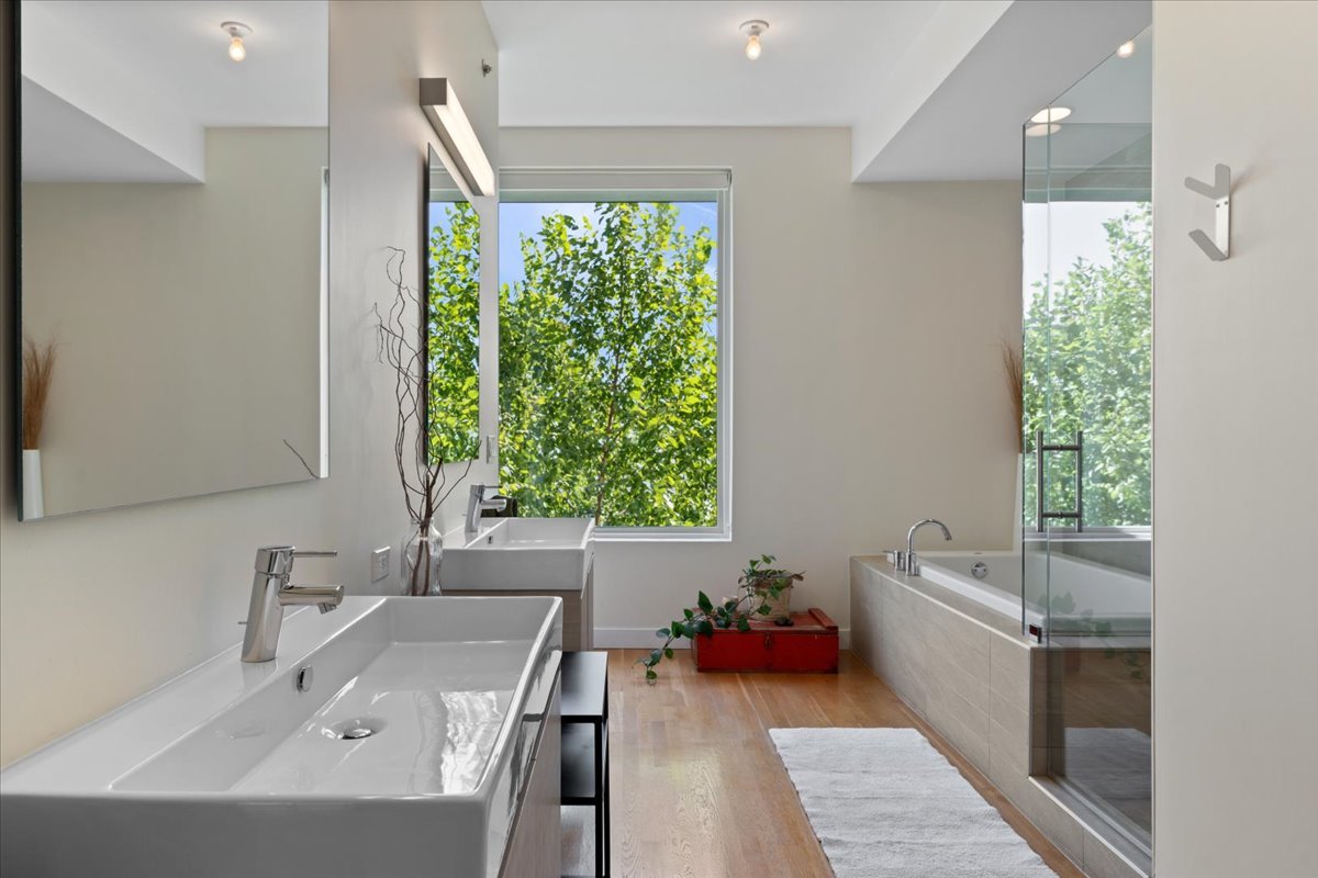 2638 N Ridgeway Avenue