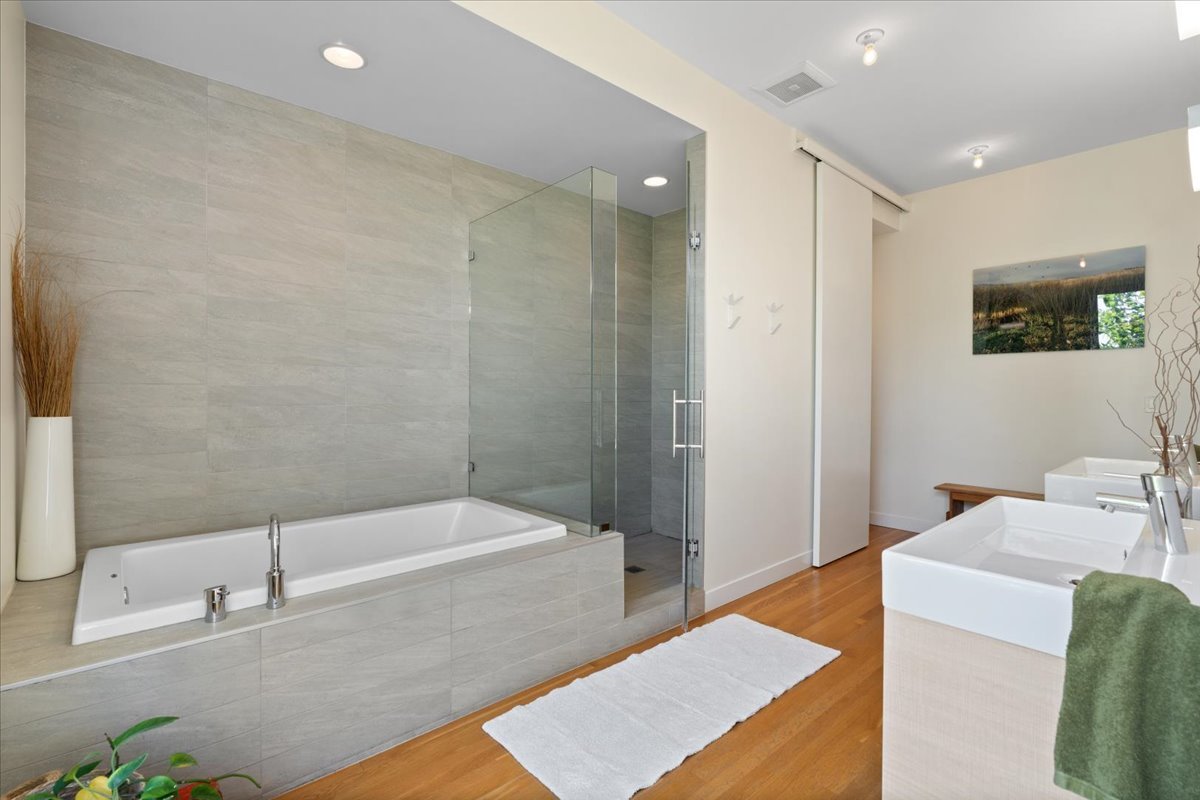 2638 N Ridgeway Avenue