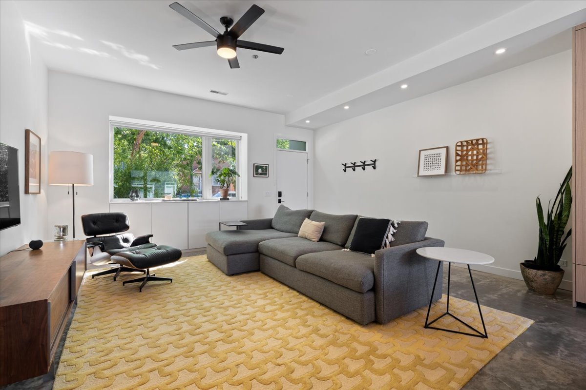 2638 N Ridgeway Avenue