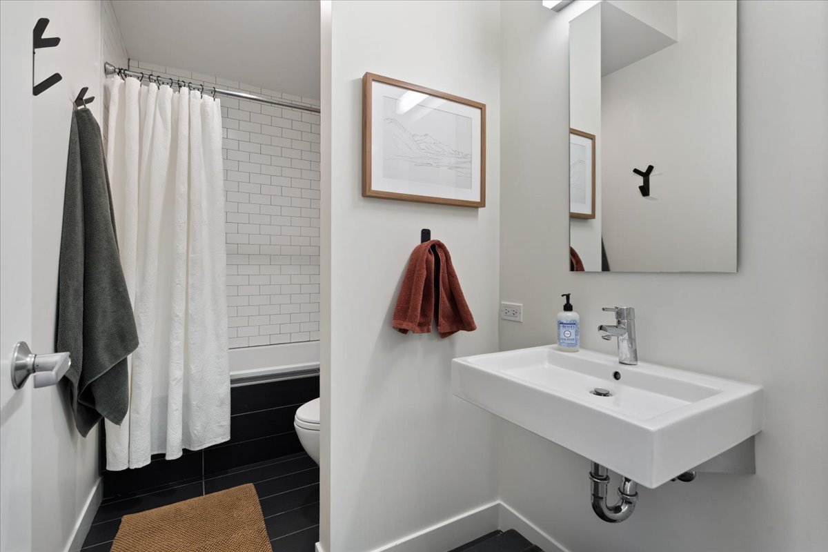 2638 N Ridgeway Avenue