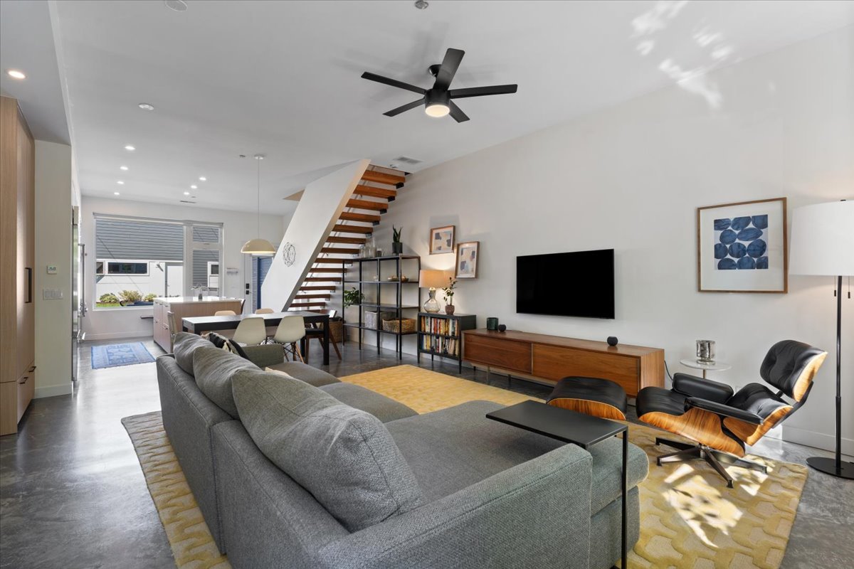 2638 N Ridgeway Avenue