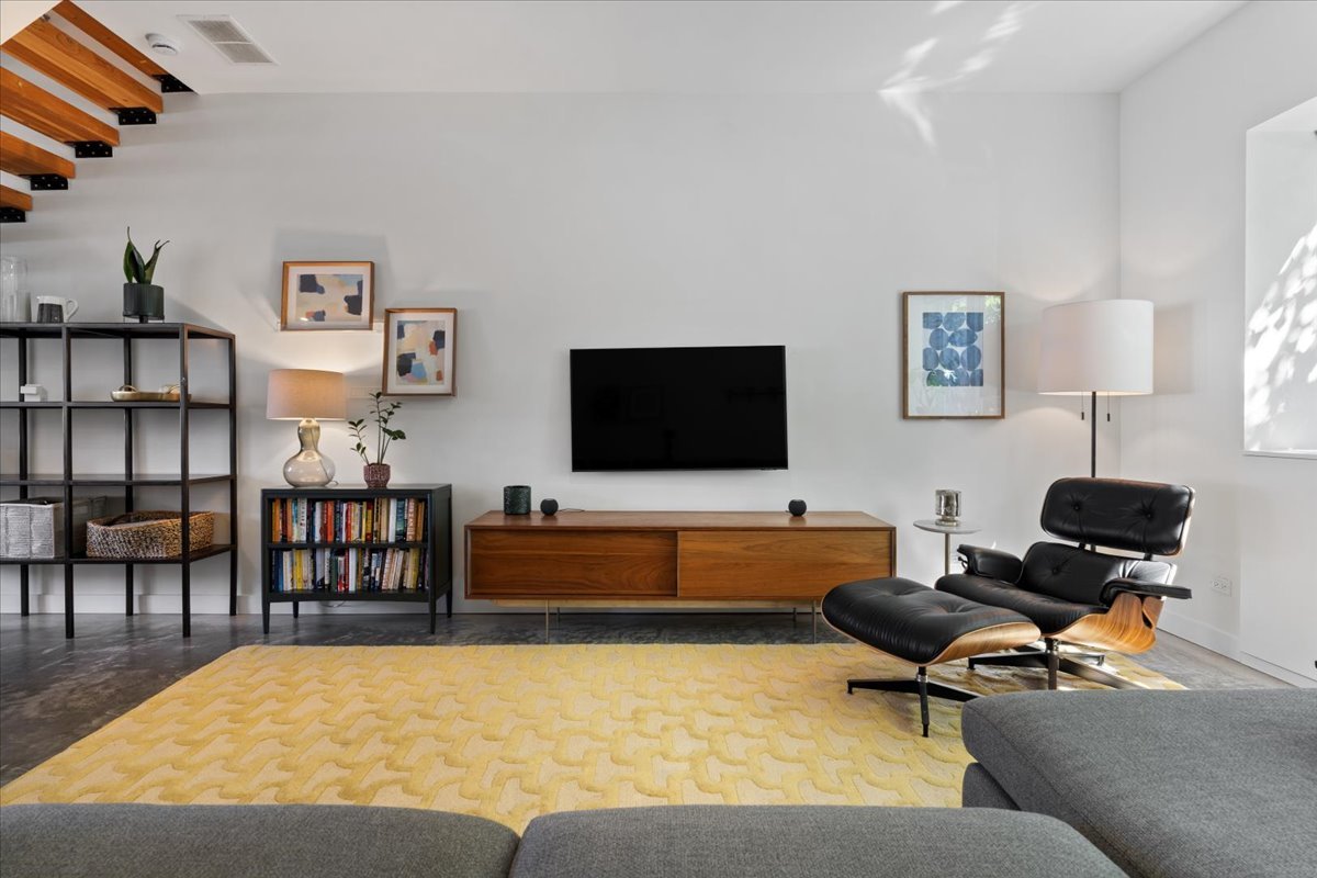 2638 N Ridgeway Avenue