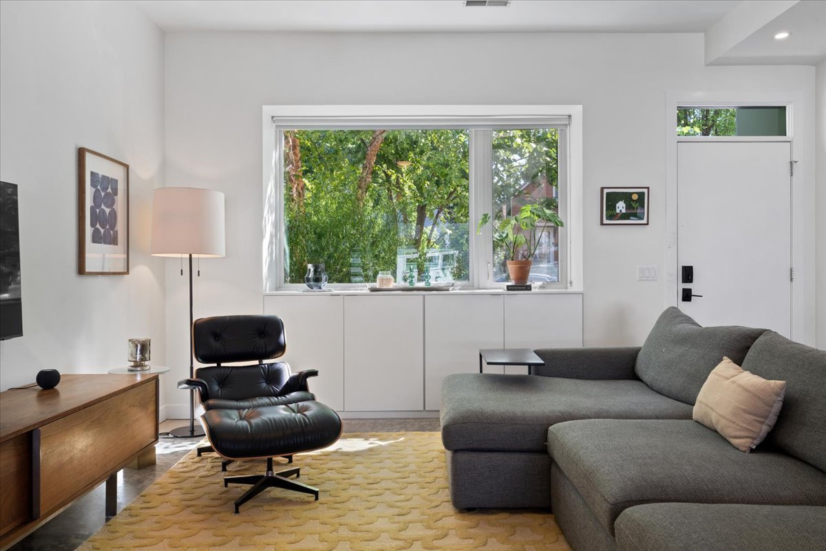 2638 N Ridgeway Avenue