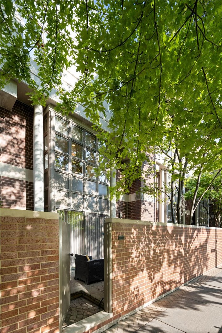 1740 N Clark Street Unit: 1725