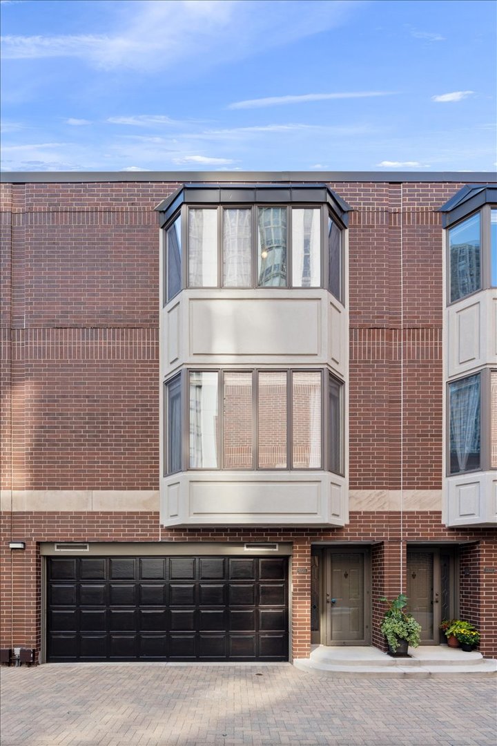 1740 N Clark Street Unit: 1725
