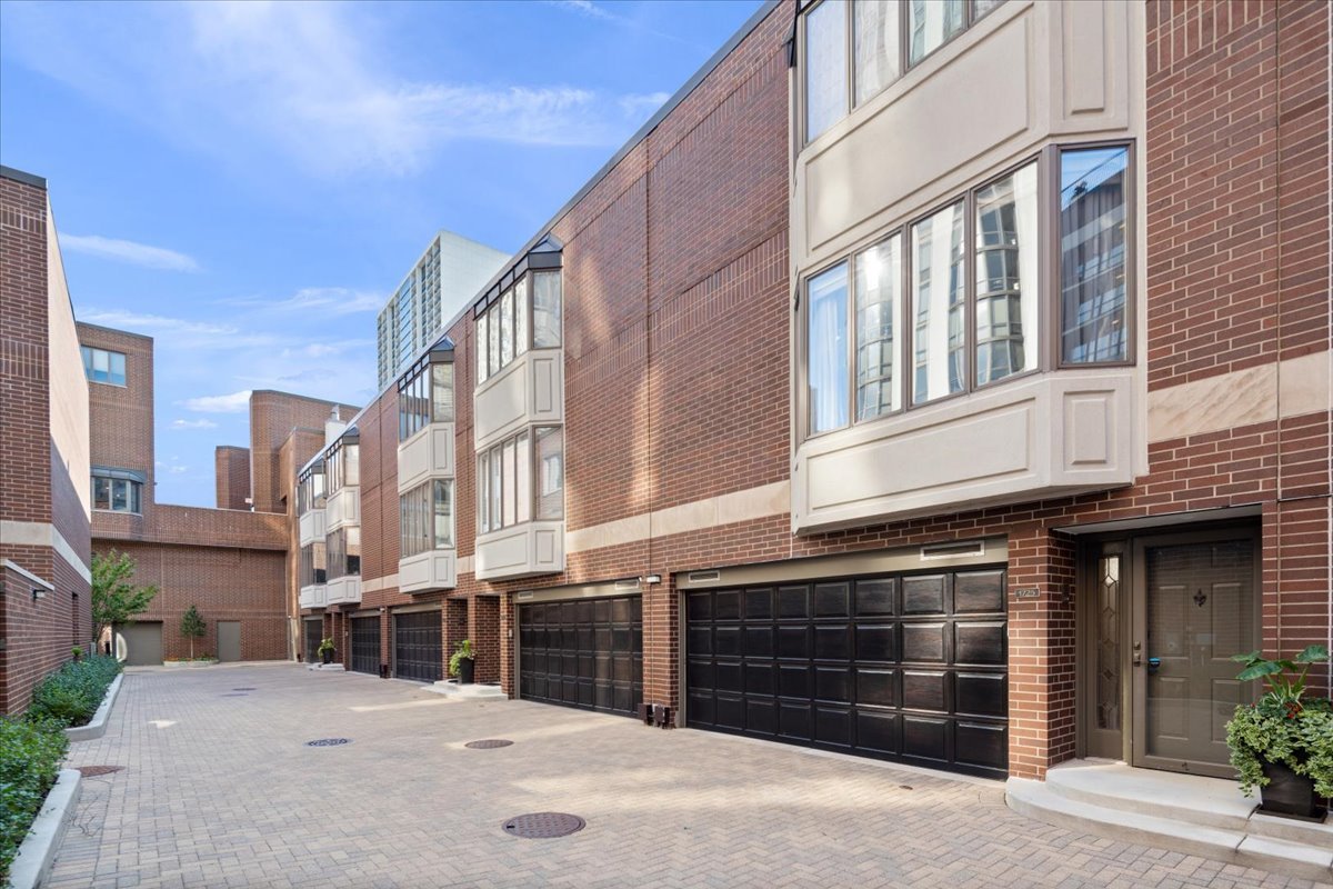 1740 N Clark Street Unit: 1725