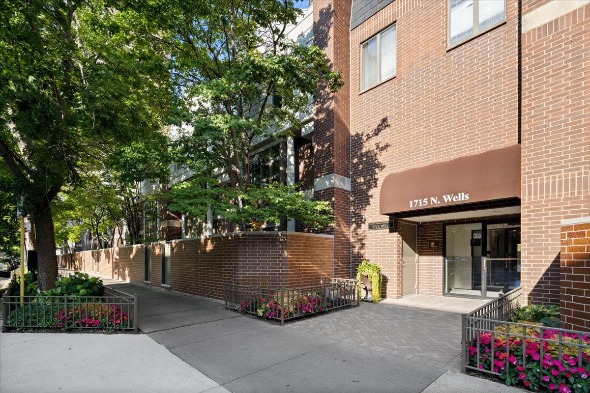 1740 N Clark Street Unit: 1725