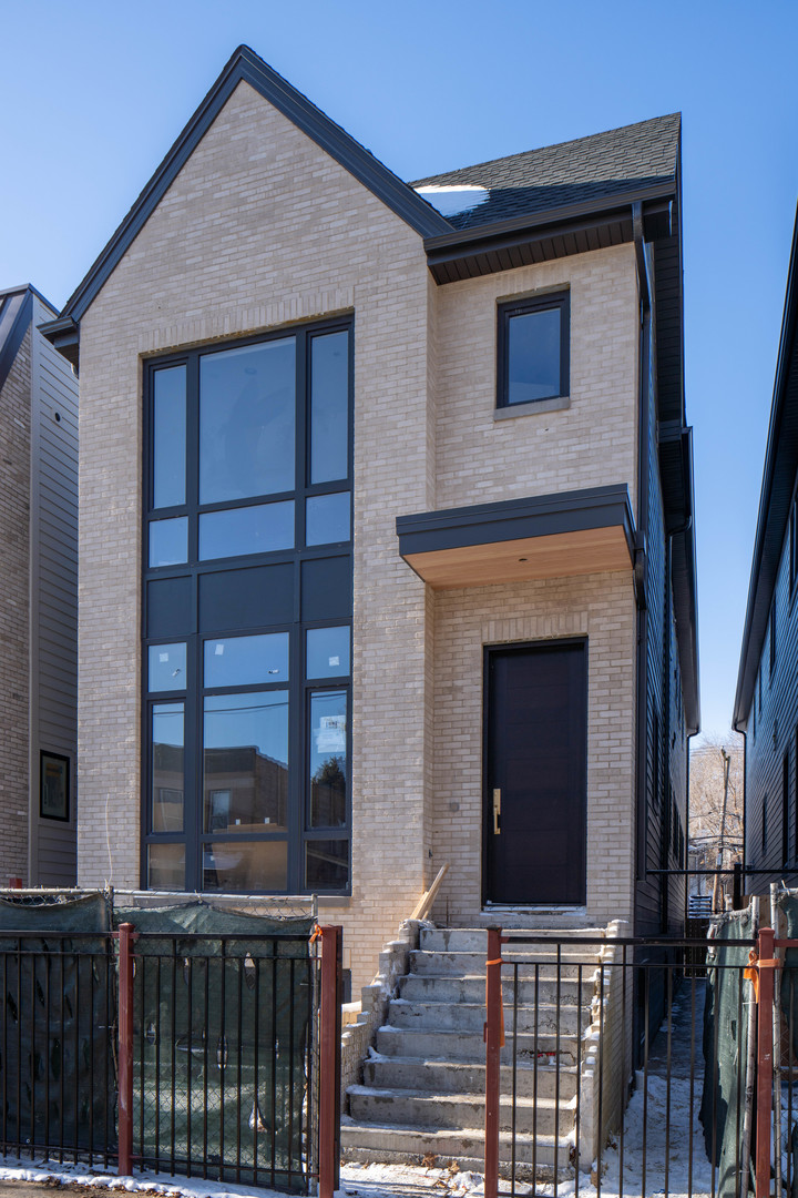 2226 N Southport Avenue