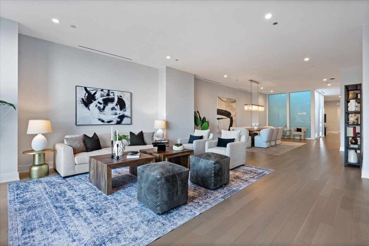 1550 N Clark Street Unit: 604